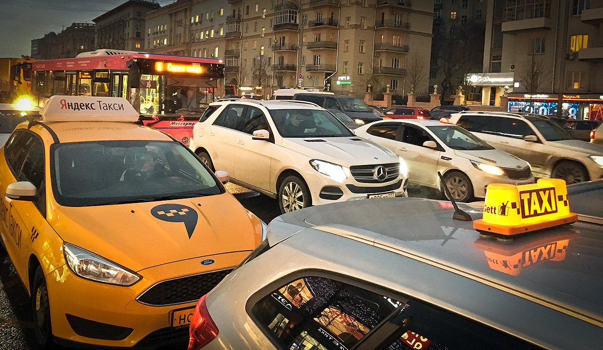 Таксисты работают в москве. Такси в пробке. Таксист в пробке. Пробка из такси. Такси пробка Москва.