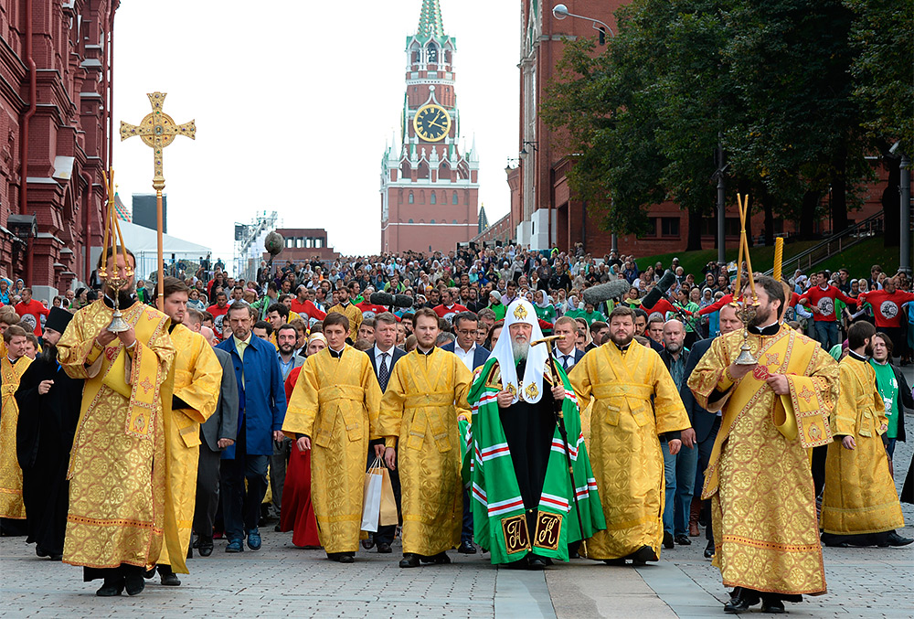 Московский ход. Православная Церковь крестный ход. Крестный ход в Москве. Высокопетровский монастырь в Москве крестный ход. Патриарх крестный ход Кремль.